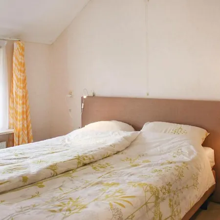 2 Bedroom Beautiful In Сasa de vacaciones Ermelo