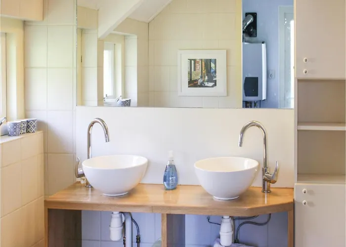 2 Bedroom Beautiful In Сasa de vacaciones